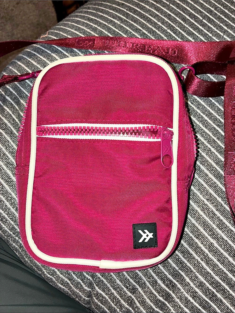 THREAD Crossbody Bag in Dark 10Pink & White